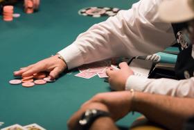 Een pokertoernooi organiseren of bookmaker worden. Hoe doe je dat?
