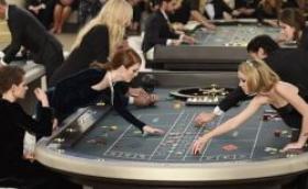 Julianne Moore en Kristen Stewart gespot aan roulettetafel